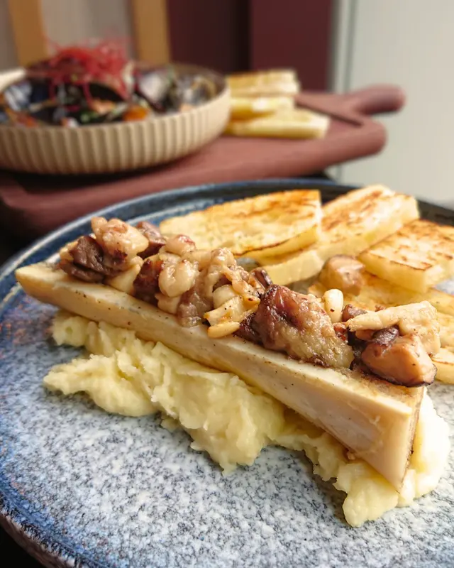 牛骨髓伴炒野菌安格斯牛肉