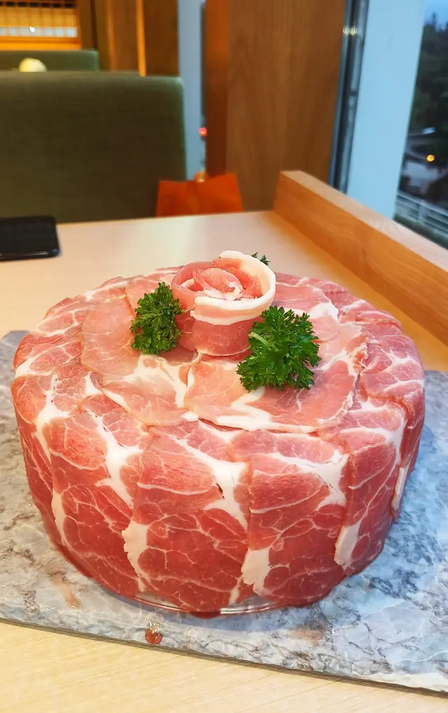 生日肉蛋糕