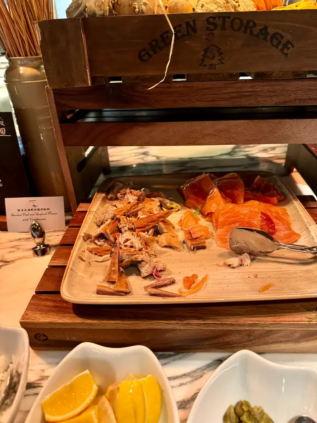 熏魚及海鮮拼盤伴配料,煙三文魚