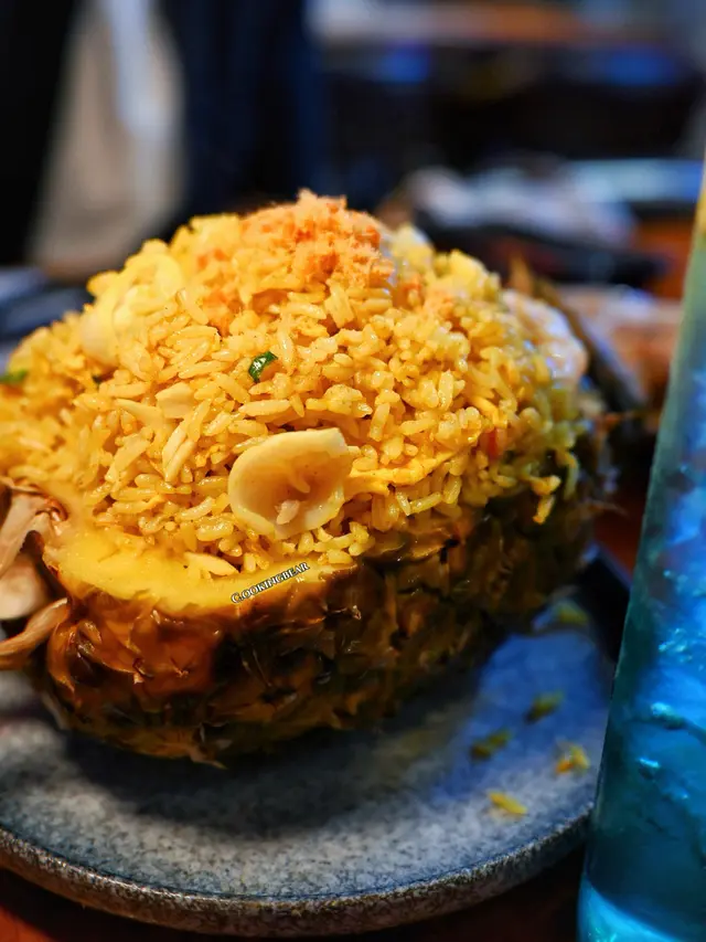 原隻菠蘿海鮮炒飯