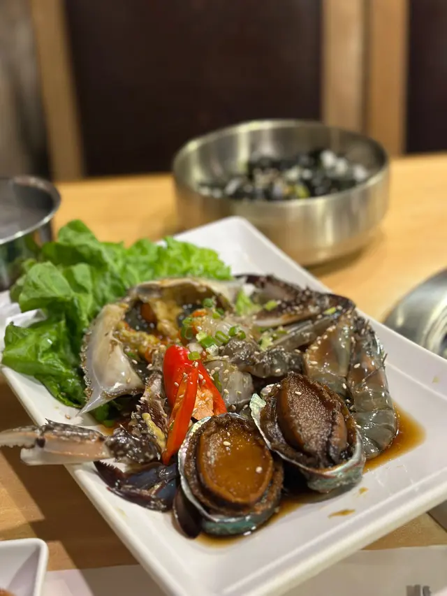 二人份量，有　#醬油生醃蟹 一隻，#醬油蝦 兩隻，#醬油鮑魚 兩隻