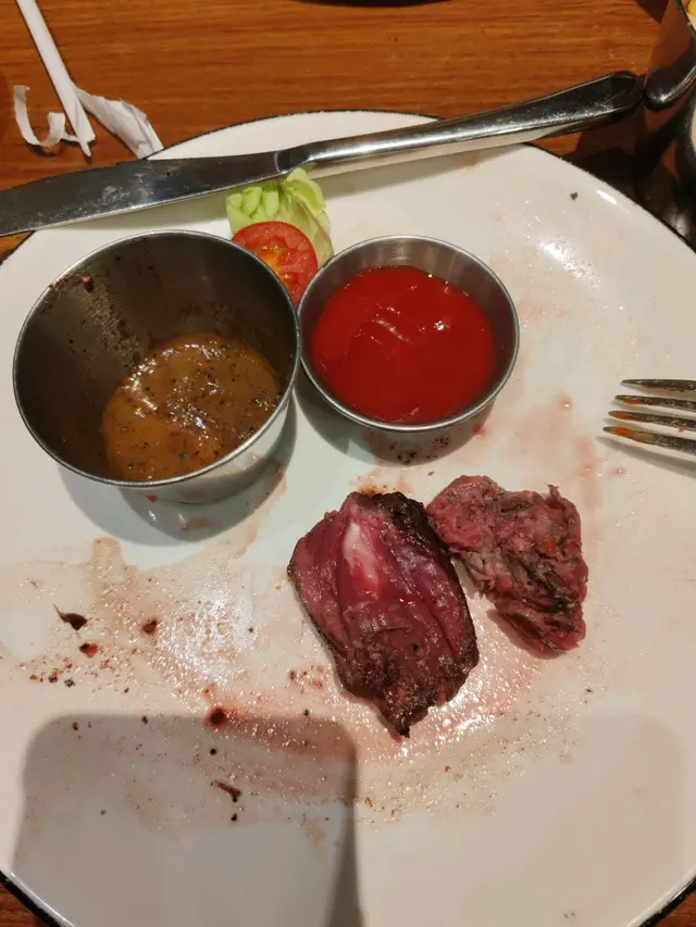 難食到最尾2舊都食唔落  自己睇相  我叫7成舊肉都生到咁  有淡直頭咬唔落 lur 返出嚟  紅茶d牛扒都肯定好過呢間嘅質素   薯條係任食但我都冇refill過