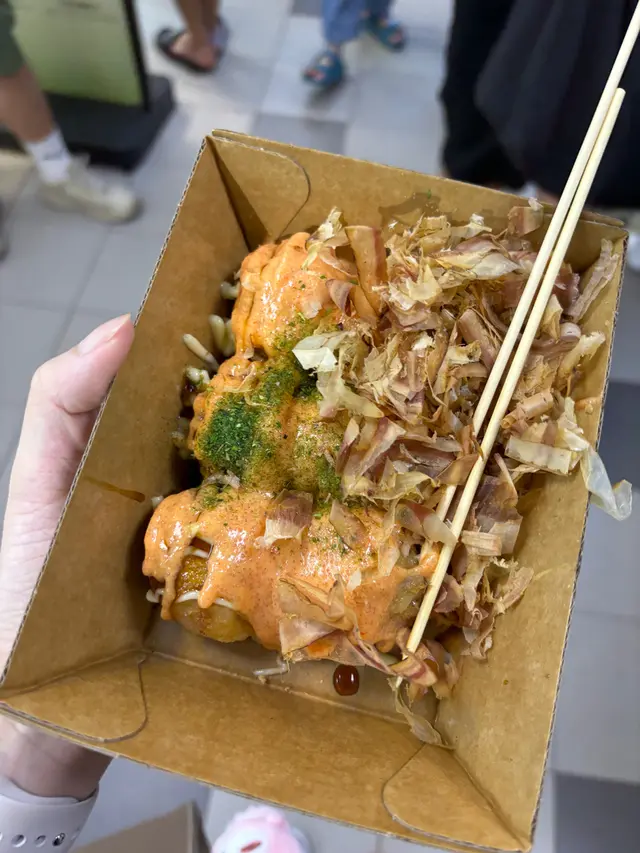 葵廣掃街，食咗真·章魚無雙的明太子章魚燒🐙，好多人買，大概等咗10分鐘就拎到，好多木魚，熱辣辣放入口好正，明太子味道好夠，入邊粒章魚仲好大粒☺️好味！😋