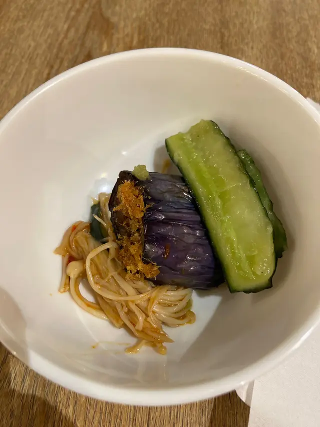 服務員態度10分不好，
明明大把位置，
問他可否坐某個位置，
她想也不想只有這邊，
明明不是太多人。

環境和食物樣子唔吸引！
唔覺得值這個價錢.
一定不會有下次！#DiningExperience

 