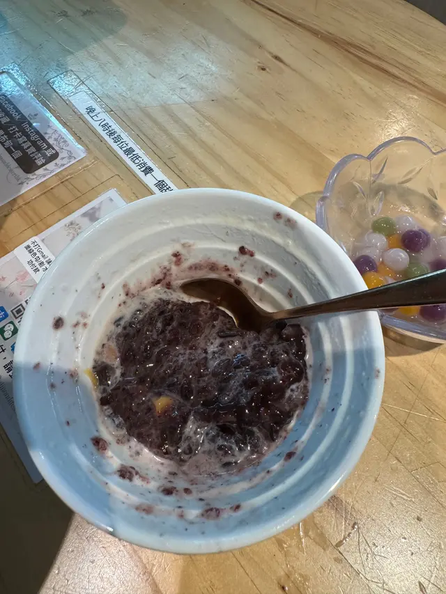 嚴重嘅圖片同實物不符合,碗黑糯米上嚟嘅時候同泰式芒果糯米飯一樣,要求加咗一次椰汁,加完之後都係撈唔開碗嘢,咁同佢食飯有冇差別啊?重要系間中式糖水,之後叫再加多次嘅時候等咗佢10幾分鐘,都冇任何回答,要我哋追問先話俾我聽要加錢,咁其實要加錢你直接講咪得囉,使唔使要拖10幾分鐘啊?