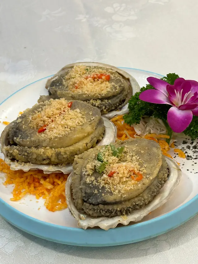 椒鹽焗鮑魚,是3頭鮑魚,椒鹽香口,鮑魚彈牙而且又不會韌,侍應說前期時已做了一些功夫。
#椒鹽焗鮑魚