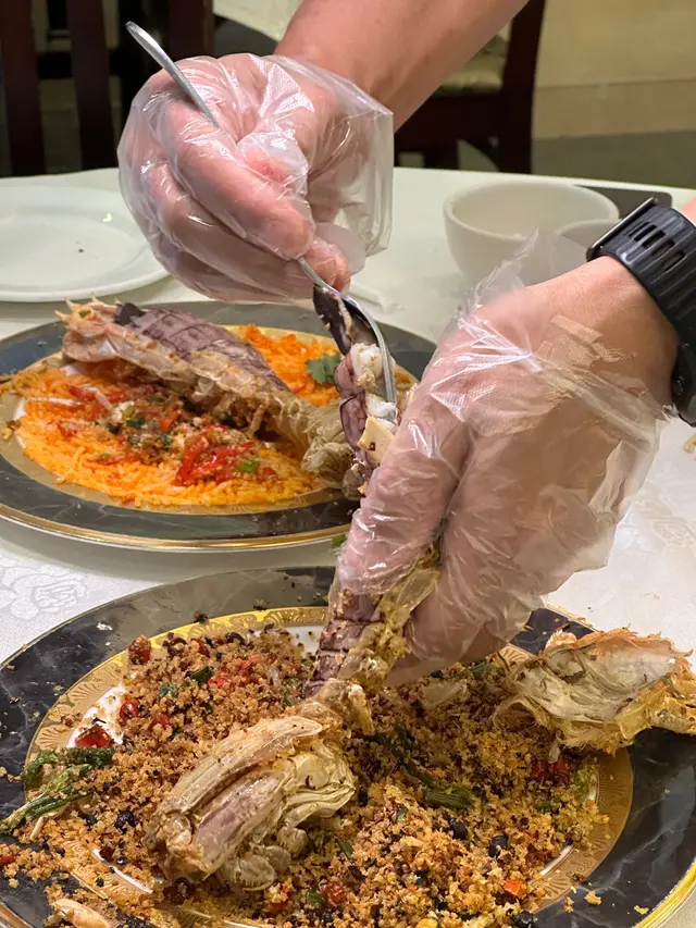 原來現在還有一項服務,是替客人剝瀨尿蝦殼。