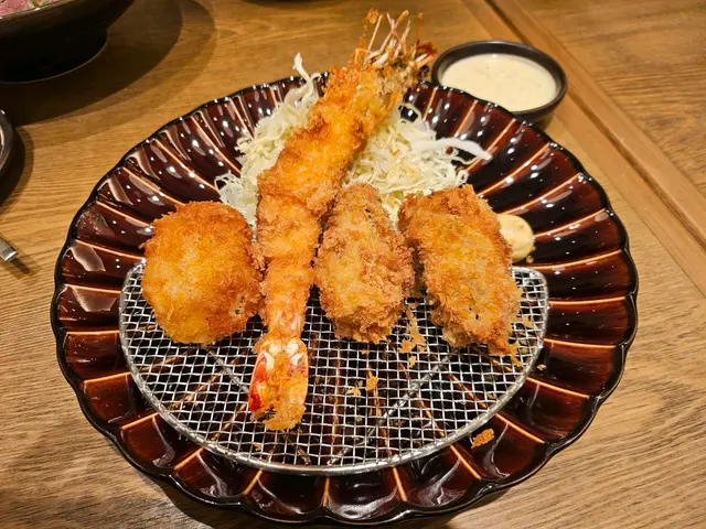 有吉列蠔2隻，吉列帆立貝1隻，吉列大蝦1隻。勁豐富，大蝦勁大隻，全部都炸得剛好。不過lunch黎講真係間唔中先豪一次😆