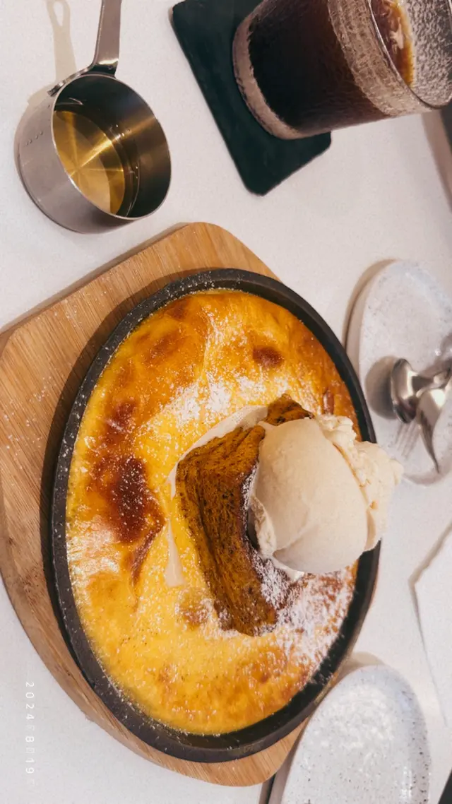 下面薄薄一層係香濃嘅蛋🥚，海鹽雪糕🍦配上香濃嘅🍞擺入口真係超級好食😍，我同朋友都超級喜歡🥳🥳唔會太甜或者膩口，
#香港美食 