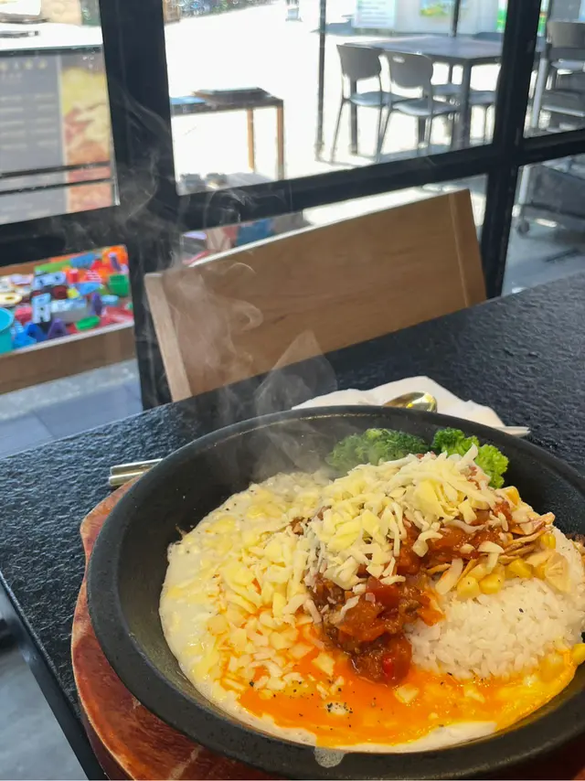 鐵板火辣芝士牛肉醬煎蛋飯