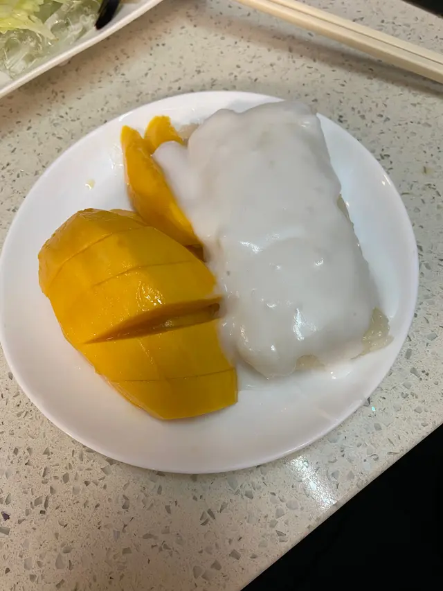 熱辣辣，芒果🥭多又甜 #芒果 #糯米飯 #芒果糯米飯   