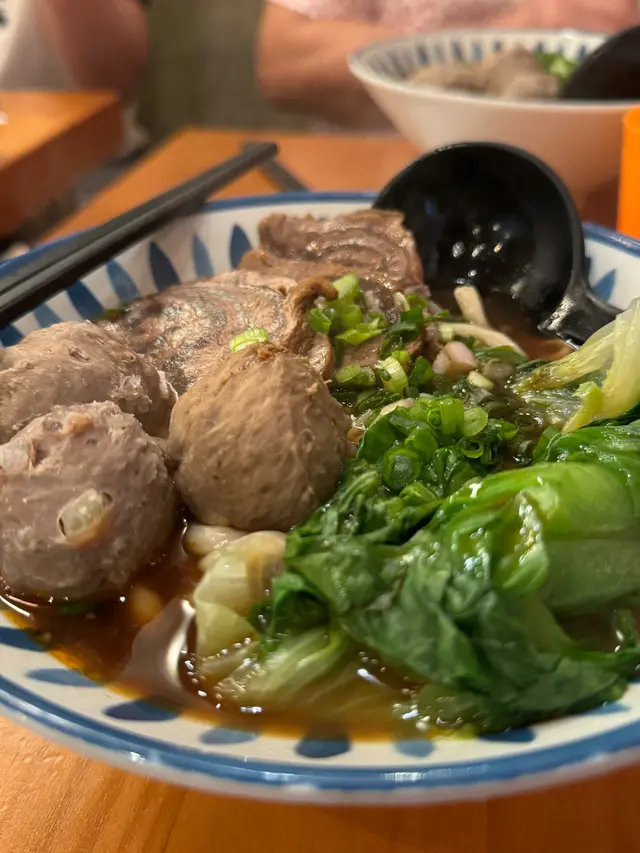 食物：叫左個牛筋丸牛肉粗麵，落左order 都等左一陣，比預期中慢。上菜啦～  梗係一開波試下個湯，有D失望，湯有D鹹，紅燒湯黎講，真係不及段X貞和茶X。麵的話，咬口係有D，但唔香，麵粉問題，我個人都係比較喜歡段X貞。牛肉其實係牛展，都算厚切👍，但煮湯的時間可以耐D，個人覺得有D硬，係接受到的，可能之前一直食的牛肉麵D牛肉係偏淋的，而牛筋丸，好明顯係振興牛骨濃汁牛丸，整碗有3粒牛丸，牛展都唔少，所以整碗$80幾 都唔算貴。
不過由於麵同湯都真係一般，而振興牛肉丸都可以買到，所以我真係未必會再黎～