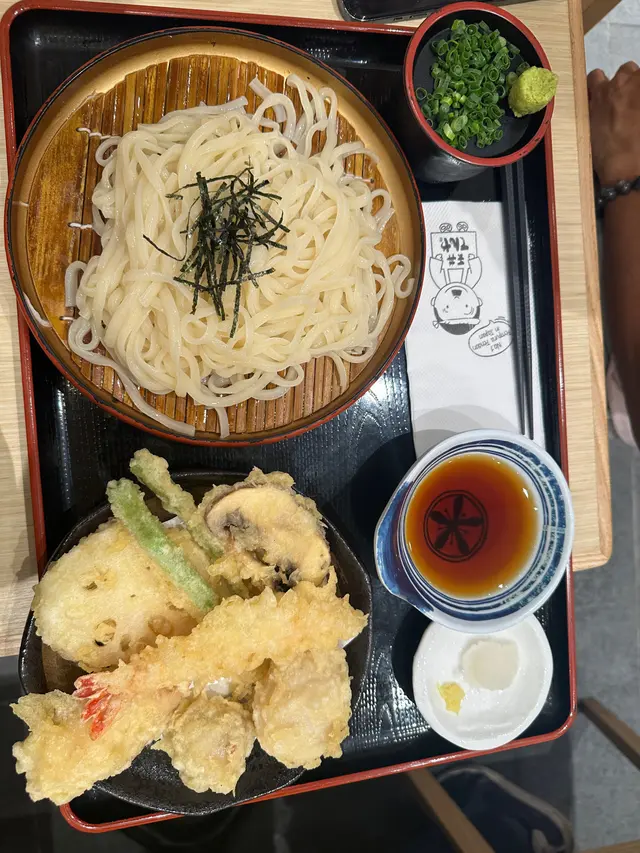 天婦羅炸粉份係薄身嘅，所以唔會食到好滯，亦都唔油膩。