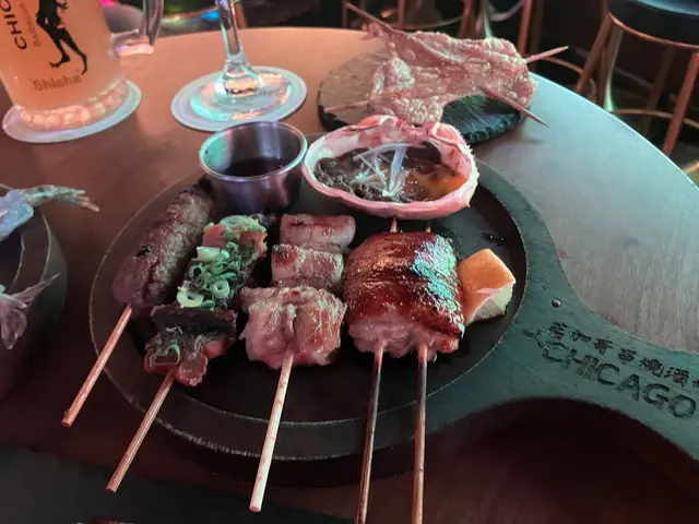 右一： 極品即燒乳豬（$38）右二：椒鹽薄燒白鱔（$28）右一： 自家製和牛棒（$42）右二： 荔枝牛肉卷（$26）上面：味噌甲羅燒（$48）最右上：紙鷂雞皮 （$19）