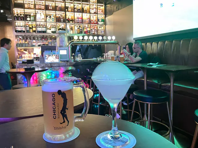 左邊：Chicago Logo Beer ($93)右面：Tuesday ($118) 