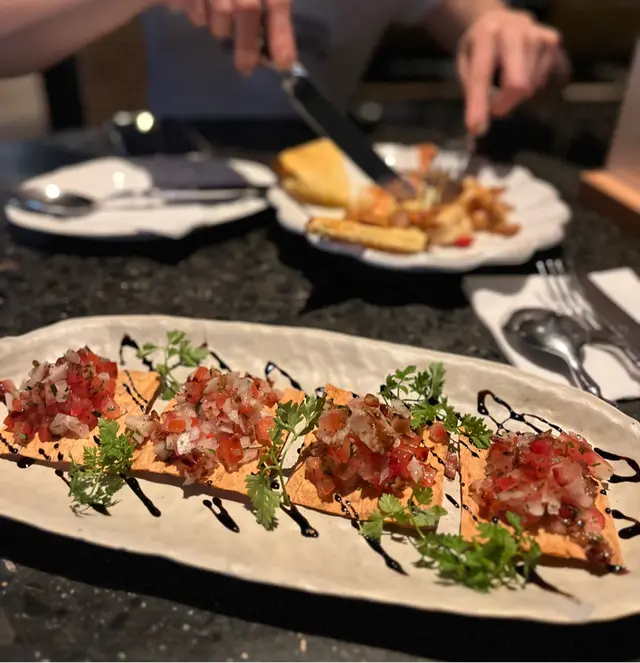 秘魯吞拿魚拌蕃茄莎莎配香烤鱈魚脆片及黑醋汁