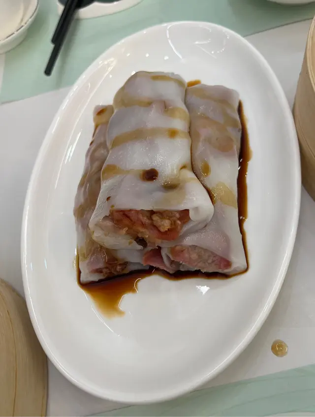 腸粉皮薄滑嫩但夠煙韌，叉燒餡料充足多汁，微微帶點脆口焦香的很過癮。