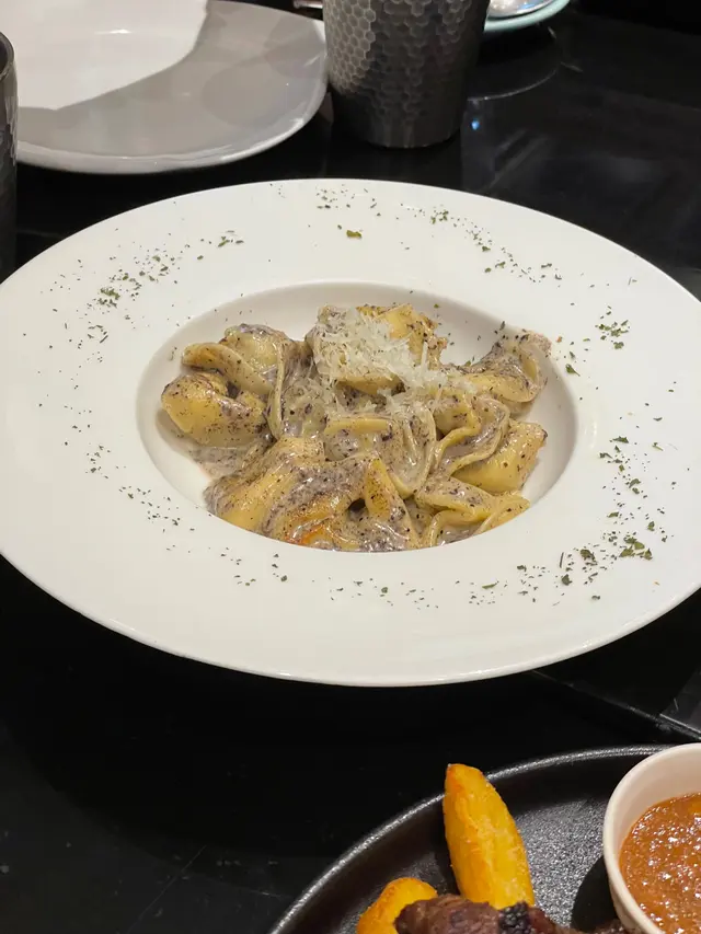 意式芝士菠菜雲吞配牛肝菌及松露醬