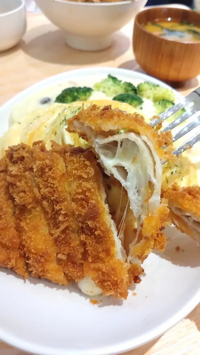 即叫即炸的芝士吉列豬扒,香脆的吉列外層,鎖住肉汁!芝士有拉絲效果