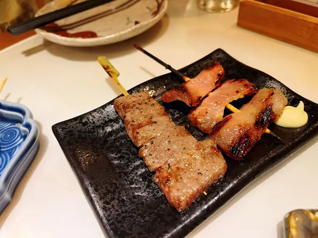 福岡味增松板豬(右)、鹽燒A4宮崎和牛(左)