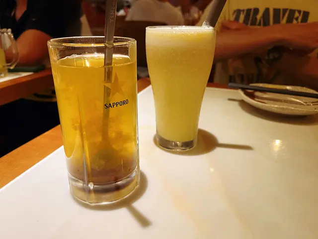 熱甘草柚子蜜(前)、手打菠蘿沙冰乳酪(後)