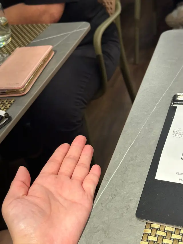 枱同枱之間只有一隻手掌嘅距離👎🏼👎🏼￼
