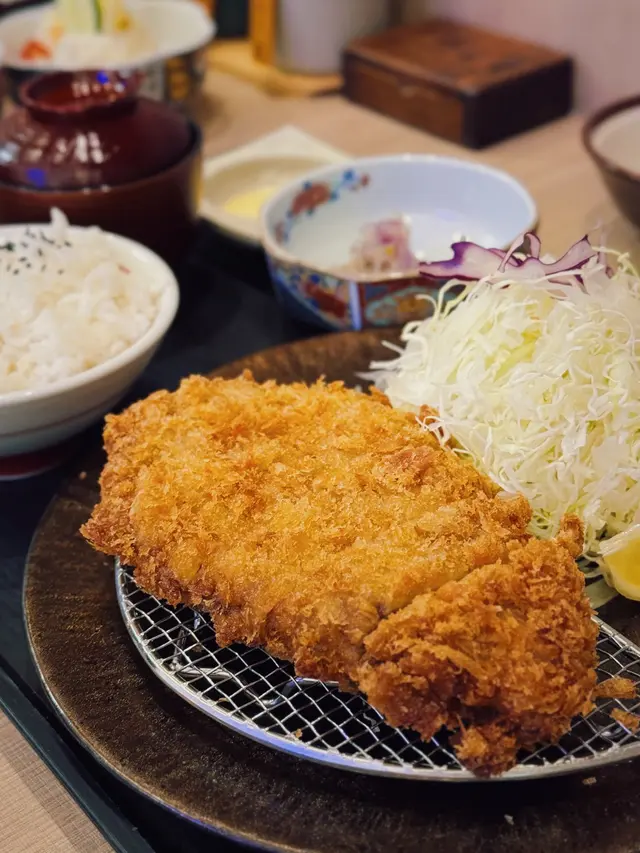 每個定食都配有白飯、味噌湯、椰菜絲同漬物 當中白飯同椰菜絲係可以免費任添✌🏻
枱面上有豬扒醬同柚子醬for椰菜絲同炸物調味 非常惹味~
另外仲有一個每月更新既限定醬 今次我就試左杏仁醬 比豬扒醬淡味d清清地都幾特別😆
吉列厚切里肌豬扒炸到外皮鬆脆 炸粉一d都唔厚🐷
豬扒係炸之前以低溫優煮處理 保住肉汁 睇相都睇到 肉質鮮嫩呈粉紅色😍

