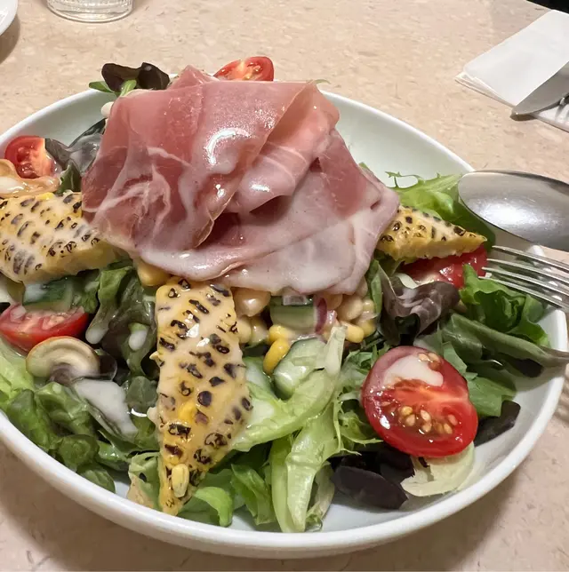 沙律裏面有Parma ham, 烤粟米切塊,黄瓜、紅洋蔥、櫻桃蕃茄、鷹嘴豆、腰果、檸檬橄欖油。Parma ham 唔會太油膩, 食落好清新。尤其係烤粟米切塊烤完有焦香甜味👍🏻