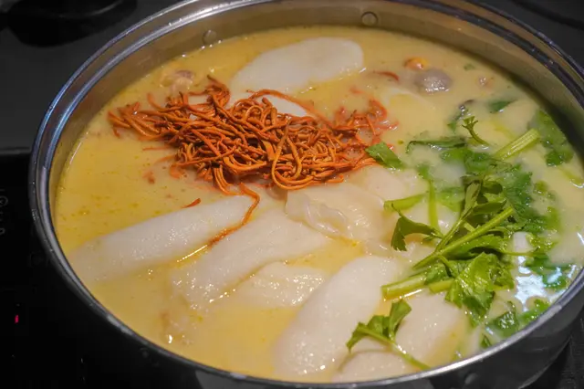 蟲草花野生竹笙花膠濃湯鷄煲