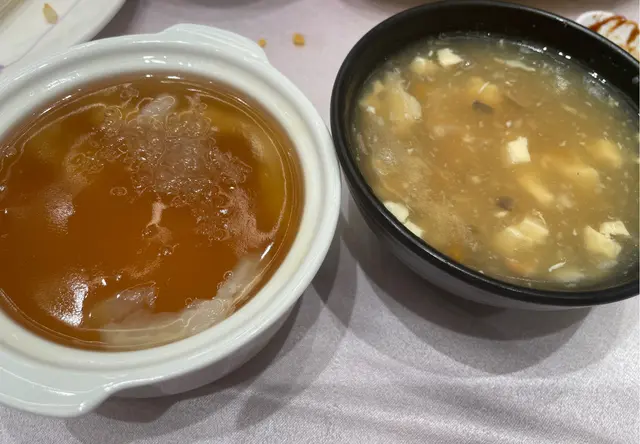 花膠羹（左）和海皇羹（右）