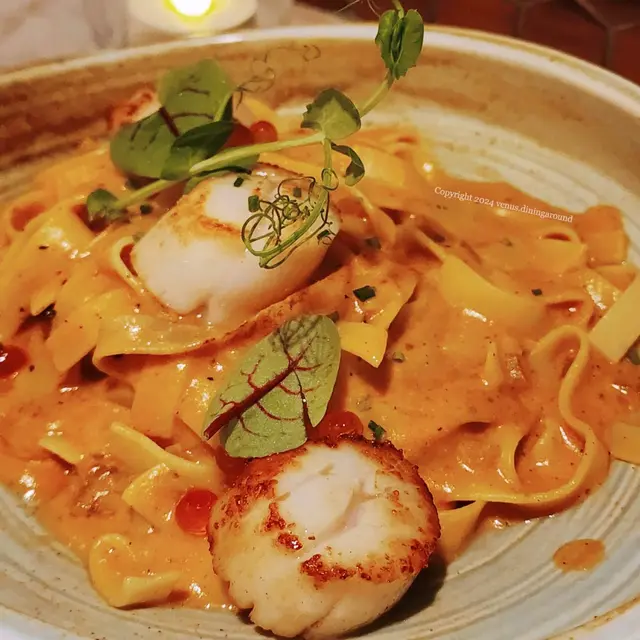 香煎北海道帶子三文魚籽龍蝦汁扁意大利麵