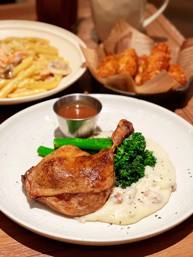 法式油封鴨腿伴牛油紅酒汁伴薯蓉烤澳洲西蘭花