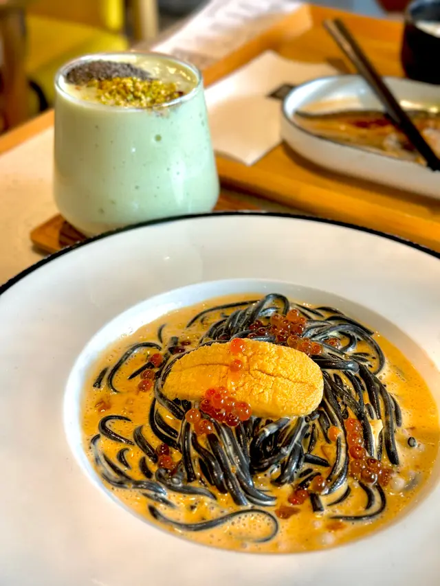 海膽三文魚子竹炭烏冬