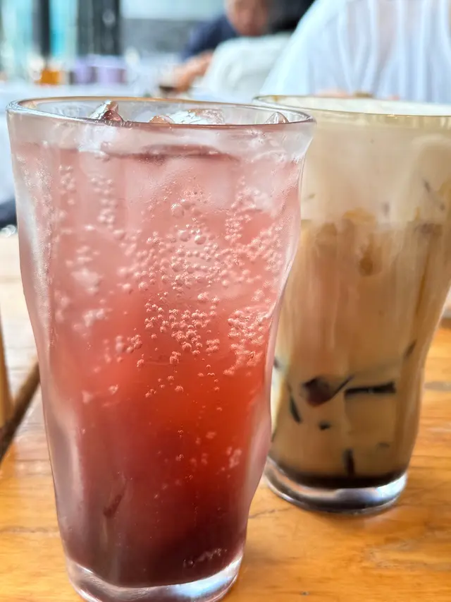 他們跟餐的飲料🥤都不用加錢 還真的滿強的
而且喝起來都是正常可以喝的~ 大家可以放心點~