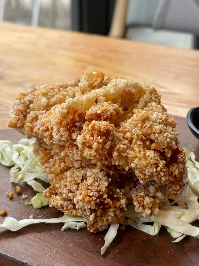 外皮一顆顆真的有夠脆 我們最愛把鹽酥雞扒 沾到店家的特製醬𥚃
小酸膩感 卻更讓人默默的吃光(雞肉還真的滿厚的