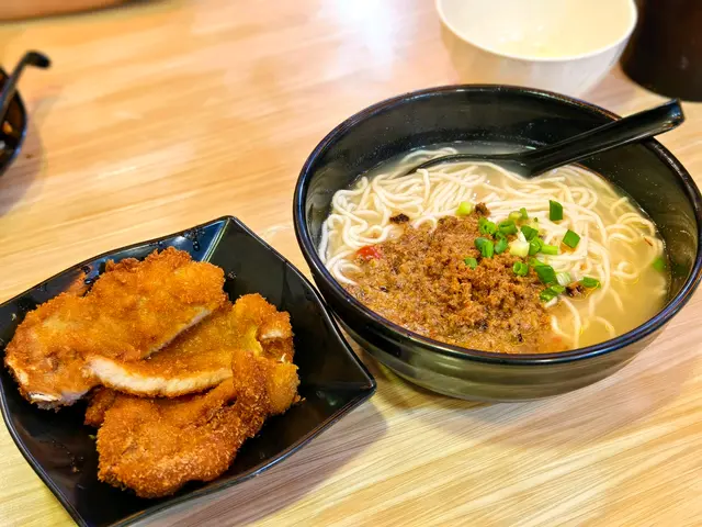 吉列豬扒配唯一擔擔麵