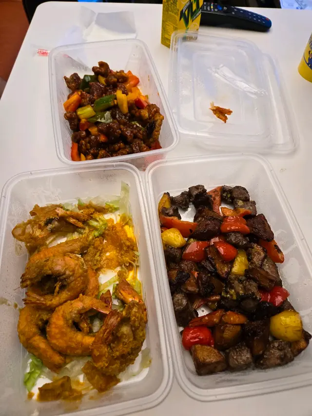 最上方的是菠蘿咕嚕肉,左邊是黃金大虎蝦,右邊是芥辣牛柳粒,全部都👎