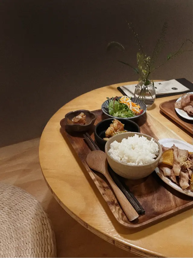 洋蔥蘋果汁黑豚肉定食