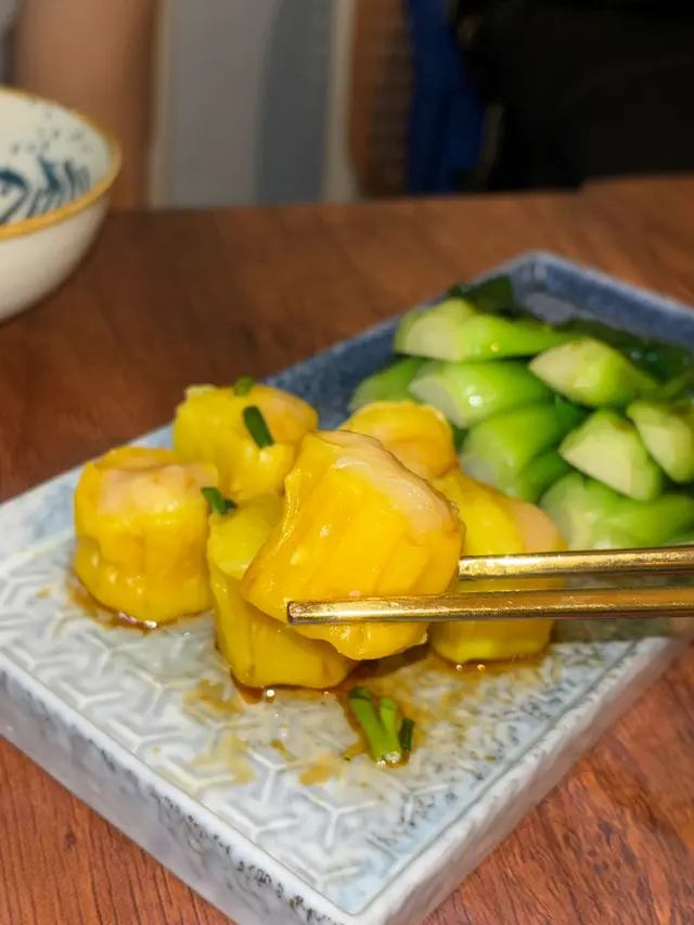 蒸魚肉燒賣配自家製蝦油及時蔬