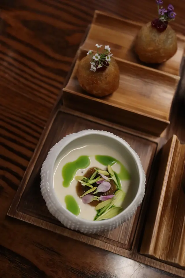 Savoury Panna Cotta 你又試過嗎?
鹹味的Cream 配醃製青口及三黃雞油炒過的香蕉乾蔥頭,面頭是魚子醬、紫蘇油、柚子皮作點綴
超好食🥹🥹🥹 完全沒有在其他餐廳試過這種菜式