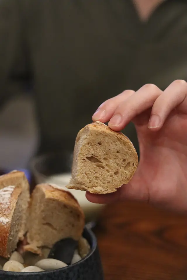 Crazyyyyy 超愛這個醬油Sourdough🍞包體外脆內軟,配上辣根牛油💯 不捨得食這個會 Bounce 的麵包,好欣賞麵包氣孔🫧