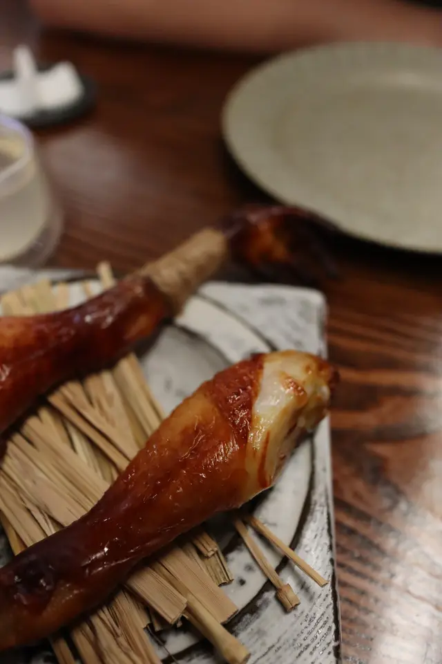 主菜開始調味會進入濃烈的節奏🎶
皮脆肉嫩 · 本地三黃雞髀
只有Dinner Menu 才有的招牌菜!
Day 1 麥芽糖醃製 · Day 2風乾 · Day 3烤焗
上碟前再滴上新鮮檸檬汁🍋🍯
一旁再配細杯檸檬梳打解膩🤩