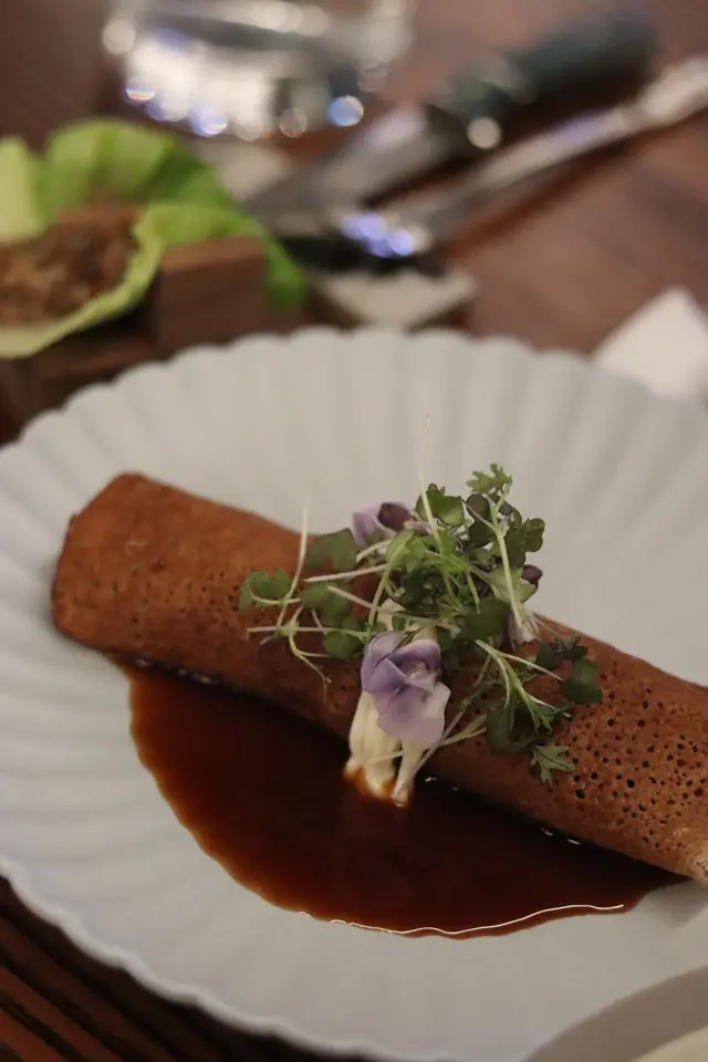 用盡乳鴿每個部位的一道菜🕊️
Crepe 包著Dry-aged 5天的乳鴿肉配醃製藍莓果醬🫐 
熟度 Medium 加上熟成後鎖緊的肉味💯
凍了之後濃縮乳鴿汁變成了凝膠🫣 要趁熱食!
旁邊還有生菜包乳鴿脾&金華火腿