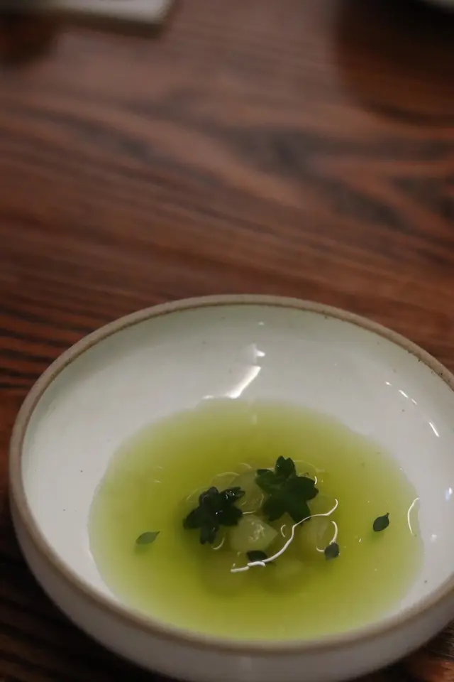 將抹茶infuse到本地溫室青瓜🥒,制成波波和花朵形狀🍵再倒入哈密瓜清湯🍈 先解主菜的濃味,很清新~