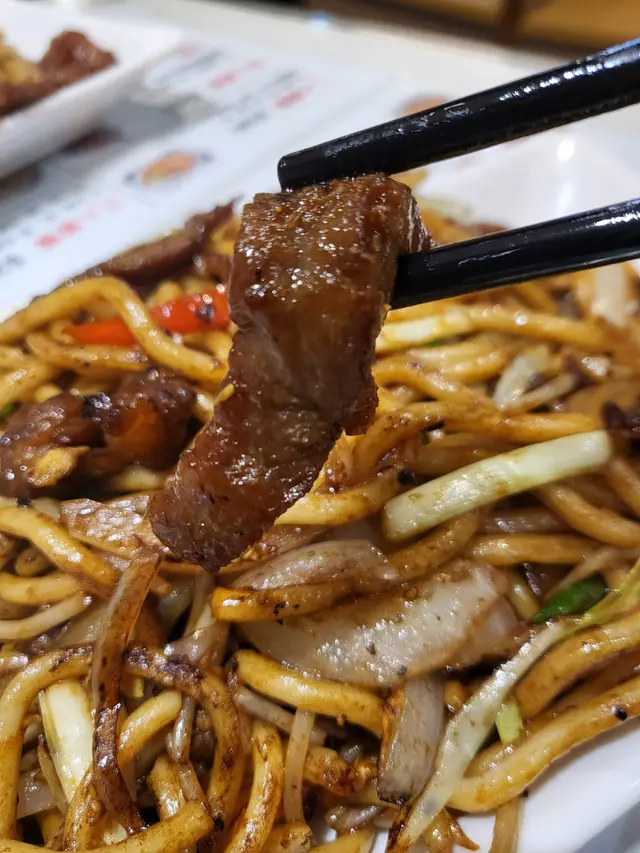 黑椒牛柳絲炒烏冬