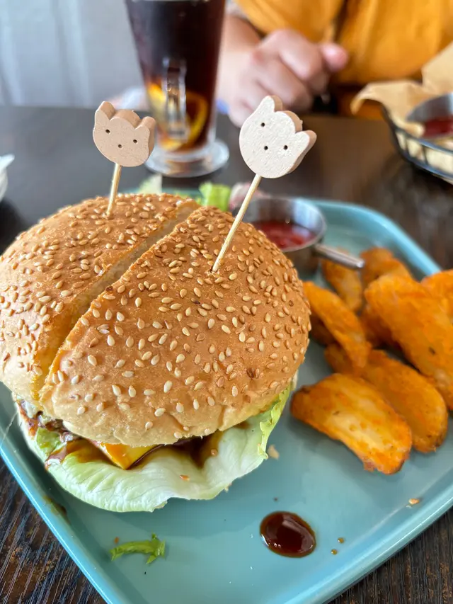 店主細心上菜時預先幫忙砌半 👍🏼
唔會令到食客食得咁 “論盡”
芝士牛堡牛堡 肉汁Juice, 
眼看其他食客都有叫他們的漢堡 
相信是這裡較出名的