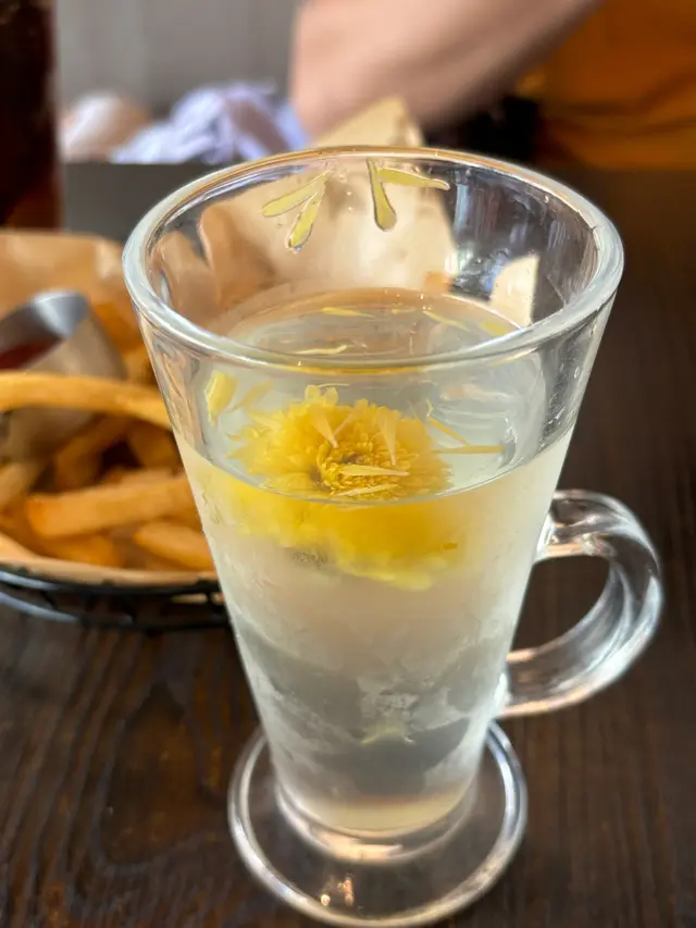 菊花雪梨水：中規中矩，有濃厚既菊花香，唔會太甜
