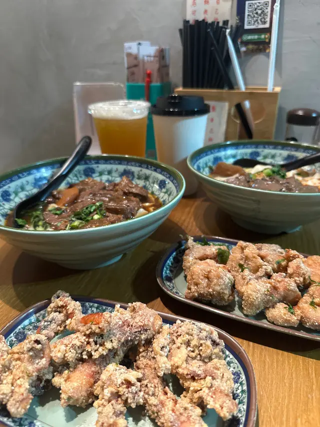 #香港美食 
前幾日晚和朋友一起去到位於觀塘永興工業大廈4樓C2室的日月堂，共點了四件菜品和兩杯飲品，，紅燒牛肉麵、麻辣鴨血麵、炸鹽酥雞、酥炸魷魚和抹香奶綠、鳳梨綠茶。
紅燒牛肉麵裏的牛肉煮得好腍好入味，麻辣鴨血麵裏的鴨血份量十分足夠，炸鹽酥雞和酥炸魷魚都十分香脆可口，整體來說很值得一試！



