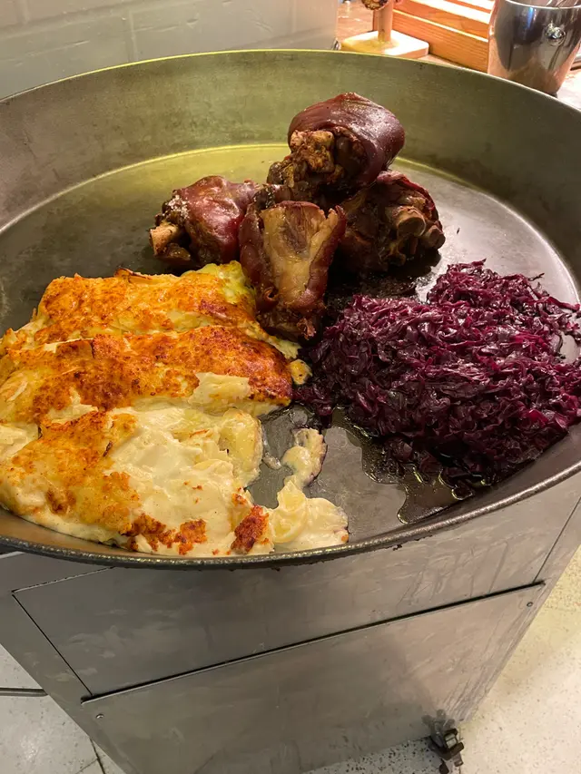 德国猪手很靓，脆皮￼
姜醋很好，喜欢再酸少少
喇沙￼完全无味，不值得吃
蟹脚太咸，不知是否不想客人吃太多
环境宽敞、舒适、卡位有短袖独立感觉
以三百多价钱吃一个星期日自助午餐，都很值得