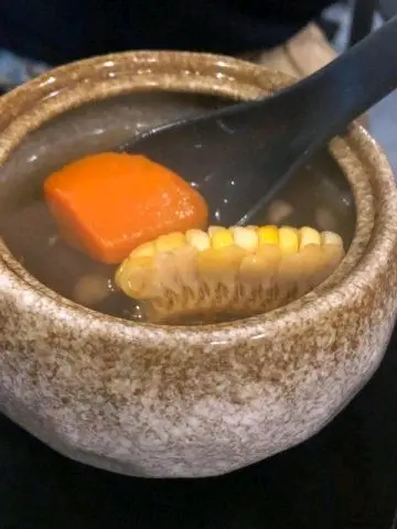 青紅蘿蔔粟米雞腳湯